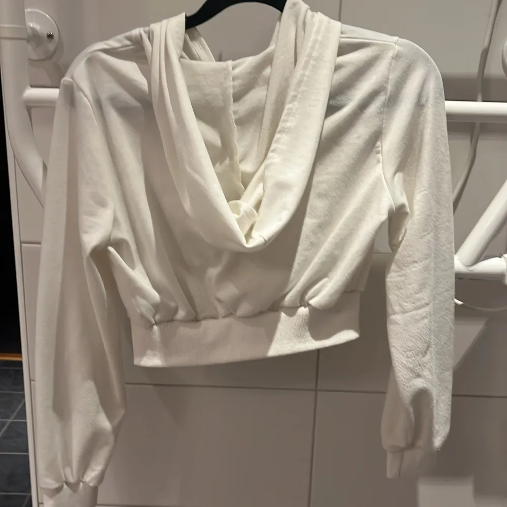Denna tröja använd några gånger men enda ett bra skick den är lite genomskinlig men det funkar om man har något vitt under😊köparen står för frakten . Tröjor & Koftor.