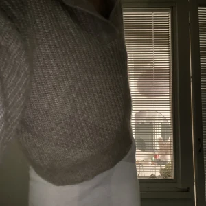 Stickad tröja  - En stickad tröja från Gina har andvänt max 3 gånger💗 Den är i storlek s men den passar xs också 