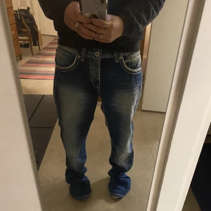 Jeans  - så snygga jeans från smog! innerbenslängden är 80 ish och midjemått 80-90 typ💗