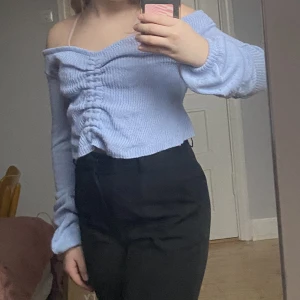 Tjusig stickad sommartopp i underbar färg - Supersöt blå stickad topp som sitter smickrande på kroppen. Knappt använd