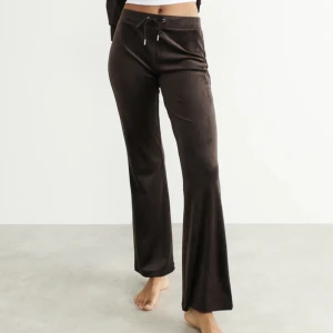 Velour set - Ginatricot velour set i mörkbrun. Superfint men kommer inte till användning så mycket som jag önskade. Topp o byxa i xxs, passar xs.