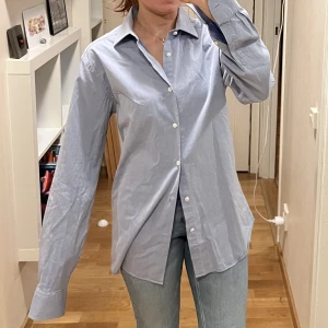 Blå oversized skjorta  - Superfin blå skjorta (oversized på mig som är 161 cm och brukarna ha storlek XS) Är herrstorlek 41/42 Troligtvis från Brothers *Frakt 54kr, spårbart paket med PostNord!