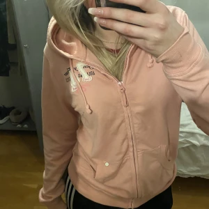 Kofta zip up - Säljer denna då den inte kommit till någon användning. I nyskick och använd fåtal gånger 💕 Liten i storlek så skulle säga att den är S