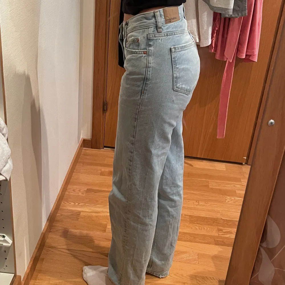 Jätte snygga lågmidjade jeans från Gina🤍 säljer dessa för att jag inte rikigt har använt dom så mycket! Jag är 1,74 cm och dom passar bra i längden🥰Byxorna är i storlek 32 men är lite stora i storleken så passar mig som har storlek 34 i vanliga fall🥰. Jeans & Byxor.