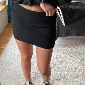Svart mini kjol från zara aldrig använd lappen kvar! Strl L🤗 säljer för 70kr + frakt
