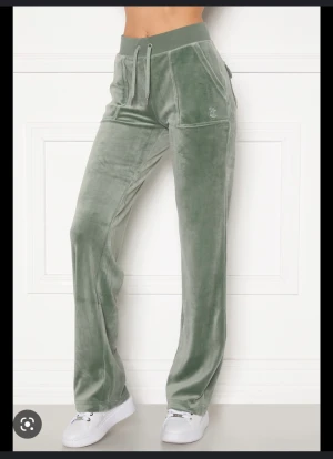 Juciy couture  - Väldigt bra sick förutom att metall plumparna på snörerna har åkt av !🤍 Köpta för 1099! Säljer för endast 600!❤️ storlek M skulle säga att de passar som S också ❤️ jag sickar fler bilder privat🤍