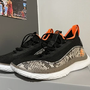 Basketsko curry 8 SNK - Skick 10/10 nästan inte använda. Inget fel på skorna. Säljer för att dem inte passar längre. Inköpta för  1700kr