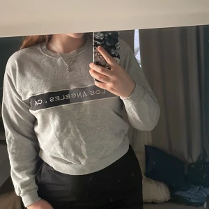 Collegetröja  - En kortare collegetröja från Pull&Bear. Köpare står för frakt!