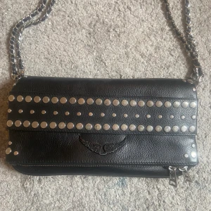Zadig väska i fint skick  - Fin zadig väska, köpt för runt 4000kr, det är den större modellen. Fint skick och snygg design. Knappt använd! köp direkt för 1500! 