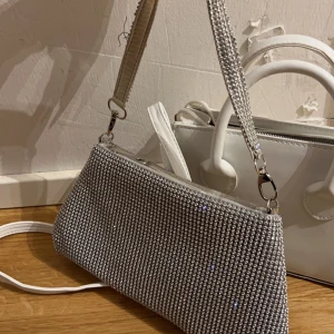 Silver väska - Jätte fin. Säljer då jag har en likande redan