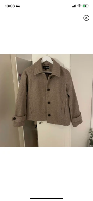 Kappahl kappa - Kappa från Kappahl som är helt slutsåld, gråbrun färg, skriv för mer info 