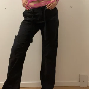 Black Cargo low rise  - Skriv i privat för fler bilder. Köpte från humana för en månad sen och har aldrig använt dem. Jag är cirka 166 lång. Kan möta upp i Stockholm på stan eller Solna 