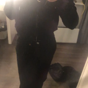 Svarta Levis jeans  - Säljer nu mina svarta Levis jeans då dem är för korta på mig! Dem är i bra skick! Använd ca 10 ggr kanske men ser nästan nya ut! Dem är lite lite gråa pågrund av att dem är tvättade! Skriv för fler bilder eller frågor! Pris kan diskuteras!💕💕💕
