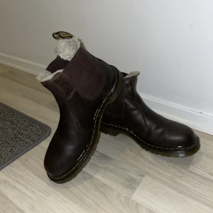 Dr.Martens boots - Bruna Dr.Martens boots. Fodrade. Mycket fint skick, storlek 39. Säljer för 300kr + frakt