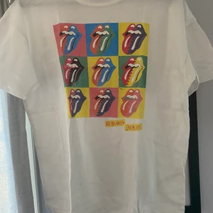 T-shirt  - Min vita lite oversized T-shirt som jag köpte förra året med Rolling Stones tryck på, jätte fräck med ett par cykelbyxor, är i mycket bra skick🤍 märket är Pull and Bear, den är lite oversized trots att den är en S