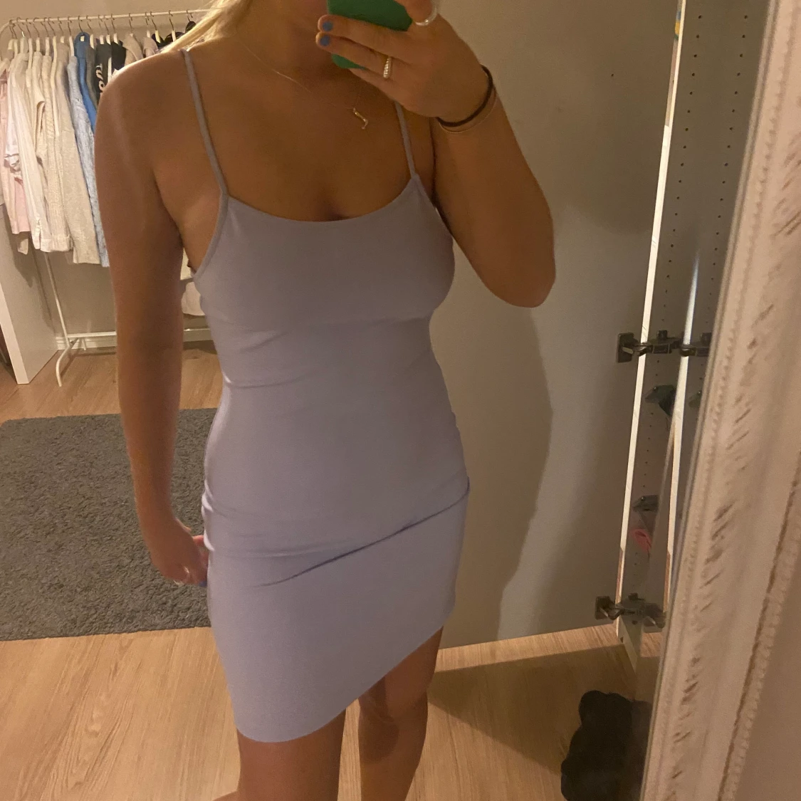 Lila klänning med öppen rygg - 90