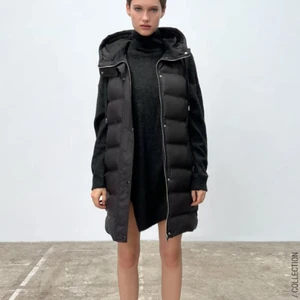 OANVÄND Zara väst - Svart lång storlek M - Lång svart zara väst storlek M köpt för 559 och ny sick. Helt oanvänd då den köptes som en pressent till min mamma men passade ej! Säljer för ordinare pris 559 kr men pris kan diskuteras vid snabb affär. PRISLAPP OCH KVITTO FINNS KVAR.