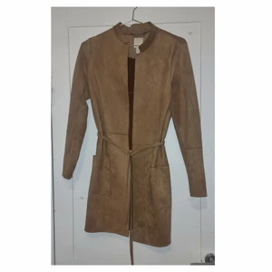 Beige/brun mocka kappa - Kappa i mocka. Går att använda med och utan bandet i midjan 