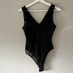 Svart body  - Svart spetsbody från Zara i storlek S🤍 30kr + frakt 