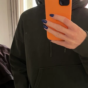 Mörkgrön hoodie weekday - En mörkgrön hoodie från weekday. Stl xs men stor i storleken och oversized! Frakt tillkommer!