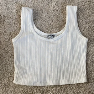 Vit topp - Säljer detta jätte fina linnet ifrån Madlady! Köpt för ca 1 år sen men aldrig använt då det är för litet över armarna på mig! Verkligen jätte fint linne som passar bättre hemma hos någon annan💓 Storleken är xs och fråga gärna för fler bilder❤️