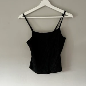 Svart glittertopp - Svart linne med glitter från Bikbok i storlek S🤍  30kr + frakt 