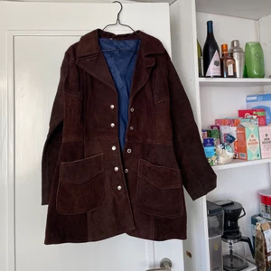 Brun mockajacka - Vintage mockajacka. Liten skavank (se bild 2), i övrigt i gott skick! Kan skickas mot porto, avhämtning föredras. 