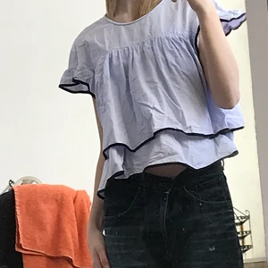 Tröja - Super snygg tröja från zara med volanger! Storlek m men passar mig med xs. Säljer den för 40kr plus frakt!