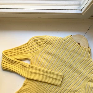& Other Stories yellow ribbed turtleneck - Gul topp från & Other Stories i storlek XS. Passform är precis som på första bilden.