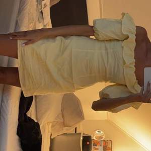 Superfin gul klänning som aldrig är använd, prislappar kvar. Storlek 36! 250kr + frakt  