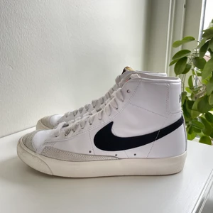 Nike Blazer Mid ’77 - Säljer mina blazers då de är för små och jag får bara skoskav av dem. Köpta på Foot Locker i somras för 1250kr. Inte använda alls mycket. Skulle rekommendera till någon som normalt sett har strl 38. Har tyvärr inte kvar kartongen då min mamma kastade den🙄