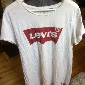 T-shirt från Levis, storlek L.