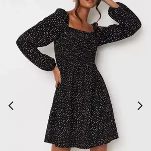 Säljer denna supersnygga klänning! Använd en gång och säljer pga att den inte kommer till användning. Den är inköpt på missguided och orginalkostnaden är 49,00€, men säljer den för 150kr. Köparen står för frakten!