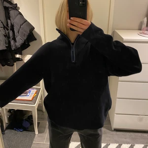ziphoodie  - marinblå zip tröja. inga fläckar eller liknande. jag är 164, strl M/L. 