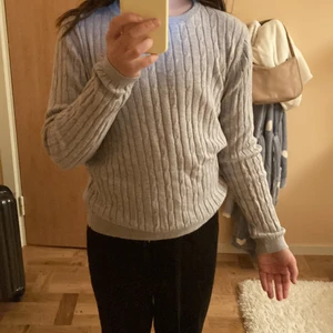 Fin långärmad tröja  - Fin långärmad tröja från: Hampion Republic som är använd 1 gång färger rosa och grå.