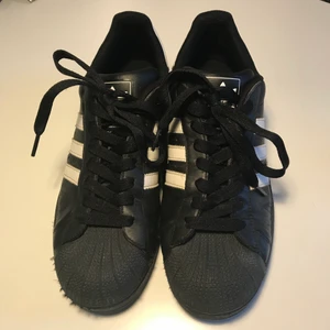 Adidas superstar svart strlk 44 - Bra skick
