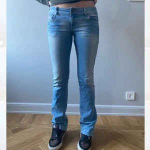Lågmidjade jeans - Säljer att par av mina favvo lågmidjadejeans, midjemått 29cm och jag är 174cm. Dem är från only och är verkligen perfekta till våren❤️❤️frakten ingår inte (mina egna bilder, är 174)