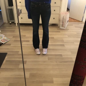 Lågmidjade jeans - Säljer dessa skitsnygga G-star raw jeansen i storlek 29/32. Köpte på rea för 700 och är endast använda väldigt få gånger så nästan nyskick. Möts upp i Stockholm eller fraktar! 