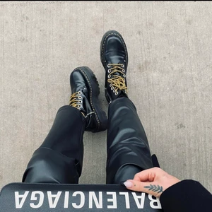 Dr Martens Jadon Max - Dr Martens Jadon Max i äkta skinn, använda ett par säsonger så dom har en del slitage men då det är äkta skinn o dessa håller i åratal så fungerarar dom absolut läänge fram! Kan skicka närbilder på dagsform vid intresse:) inköpa kring 2500kr hösten 2020. Size 40 och true to Size.