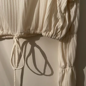 Zara topp - Tröja från zara i storlek S. Aldrig använd, prislapp kvar. Ballong armar, slutar vid höfterna och går att justera bandet. 