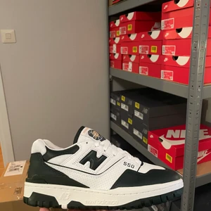 New balance 550 - Hej! Jag har 3 par helt nya New balance 550 i dessa storlekar: 39,5. Skicka meddelande för fler bilder. Jag kan mötas i Örebro eller frakta dem över hela Sverige. 