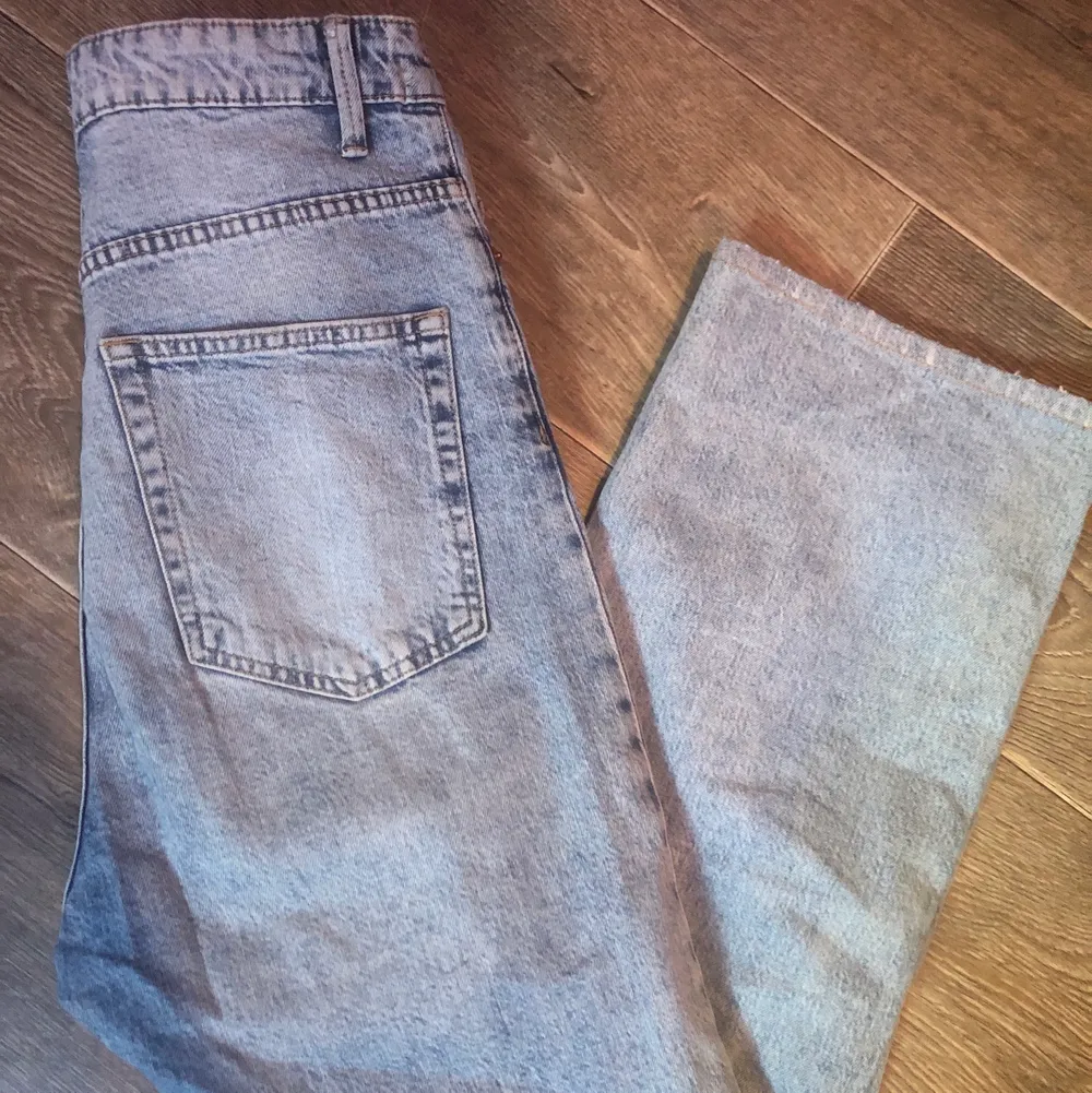 Jätte snygga jeans i passform mom/straight jeans. Dom är storlek 36 och i bra skick. Köpta från Lindex och priset kan diskuteras vid snabb affär.. Jeans & Byxor.