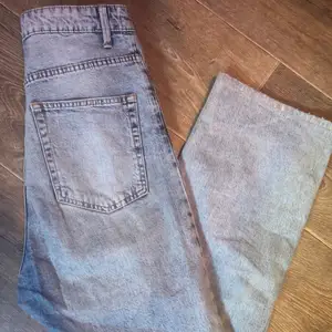 Jätte snygga jeans i passform mom/straight jeans. Dom är storlek 36 och i bra skick. Köpta från Lindex och priset kan diskuteras vid snabb affär.