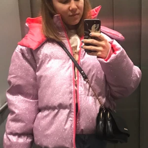Glittrig rosa drömjacka💕 - Säljer världens finaste jacka för att jag råkade beställa två! Säljer alltså den ena som är ouppackad. Den är varm, och helt täckt av rosa glitter på utsidan och har en djupare cerise färg på insidan(ej glitter). Den är storlek uk 14/ L/ 42 petite, fint oversize på mig som har S-M annars. Obs: man lämnar ett litet glitterspår efter sig. 💕🌸🦄🧚🏻