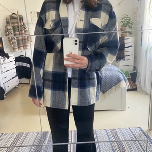 Rutig jacka från Zara - en rutig blå vit jacka från Zara i storlek S. Väldigt fint skick