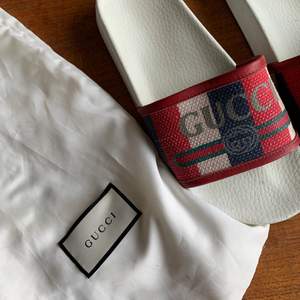 Tofflor från Gucci i storlek 41. Original skopåse medföljer. 