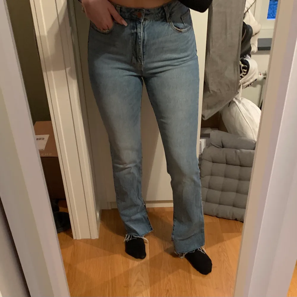Säljer dessa split jeans som inte kommer till användning längre. Sitter som en smäck och är långa i benen då jag är 176cm! Tvätten på jeansen är som på första bilden. Jeans & Byxor.