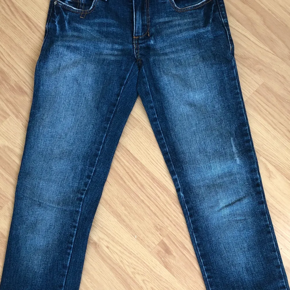 as feta lågmidjade jeans! dunder skick. storlek S köparen står för frakt💚. Jeans & Byxor.