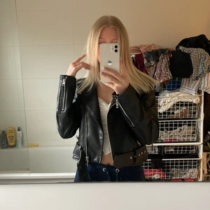 Skinnjacka från zara - Jackan är i nyskick då den är använd 2 gånger, säljer för att jag fick en liknande jacka i present. Original priset är 560 kr och säljer den för 299, den passar bra på mig som oftast har strl xs i jackor. Köpare står för frakt