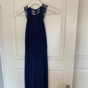 Byxdress - En blå byxdress från Nelly.se, otroligt fin och bekväm med en fin öppen rygg! Ett otroligt bekvämt plagg men samtidigt uppklädd och fin!